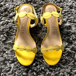 Adorable yellow sandal. Never worn! Size 7.